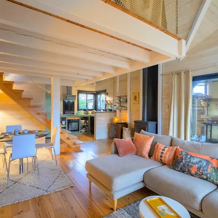 Beautiful Wood-frame House With Near The Ocean Feriehus